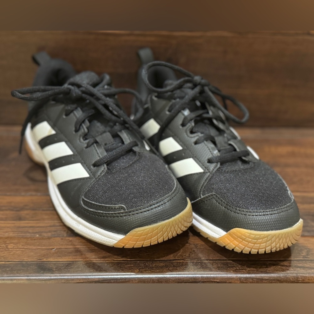 (Like new) Adidas Black and White Sneakers - tennis & pickleball & badminton
